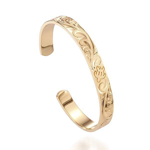 This picture shows a 14K yellow gold bangle with a sea turtle engraving.