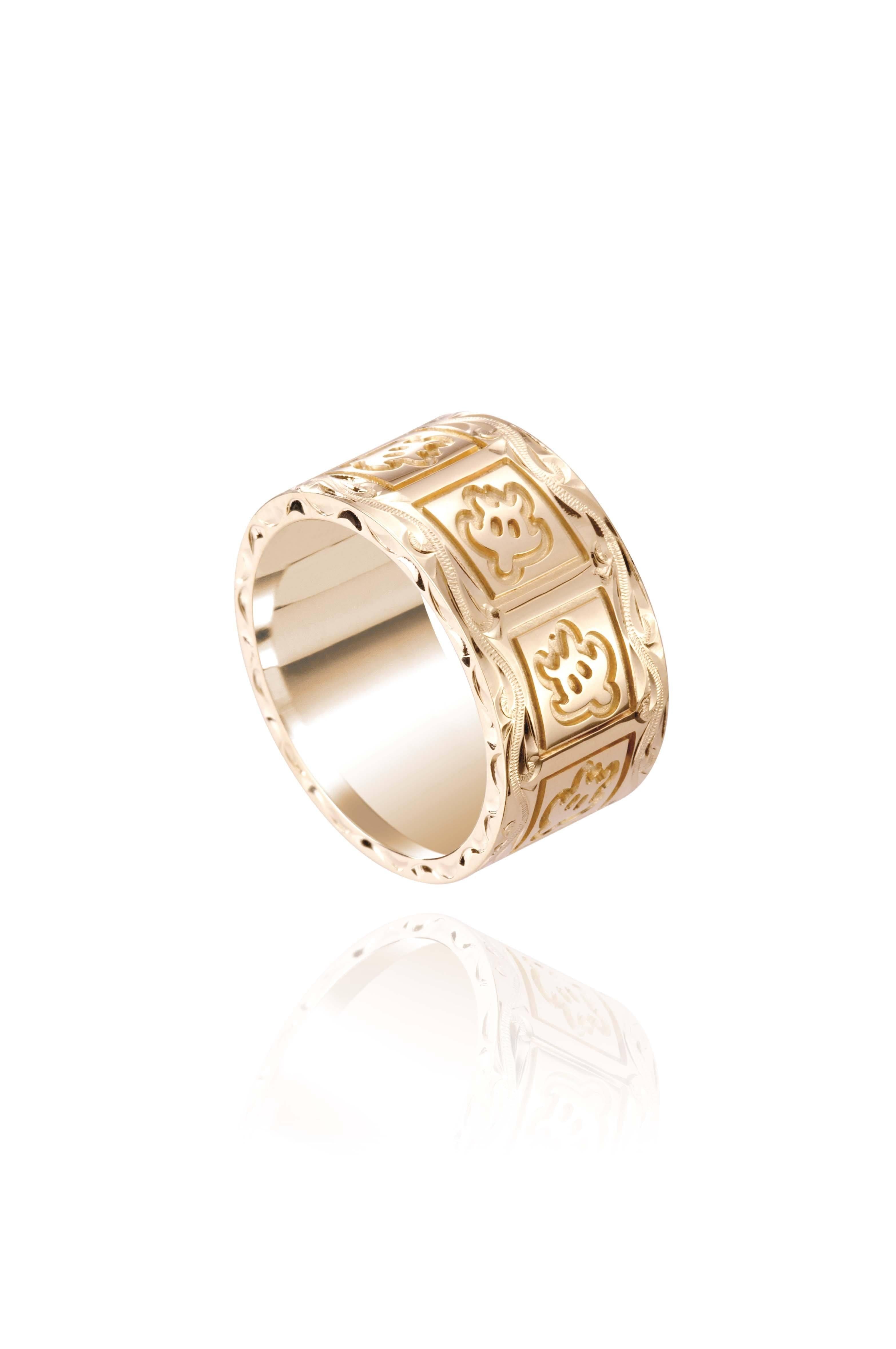 The picture shows a 10 mm 14K yellow gold sea turtle ring.