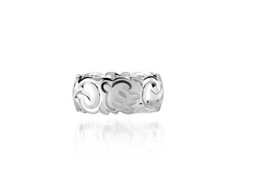 The picture shows a 18K white gold ring (8mm) with hand engravings including a sea turtle.