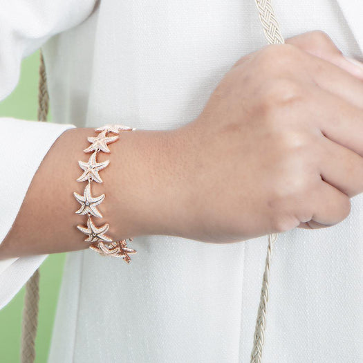 The picture shows a 925 sterling silver yellow gold-plated starfish bracelet with topaz.