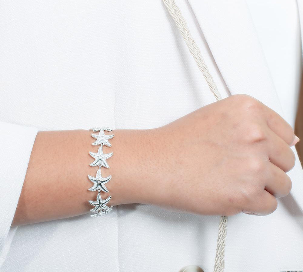 The picture shows a 925 sterling silver white gold-plated starfish bracelet with topaz.