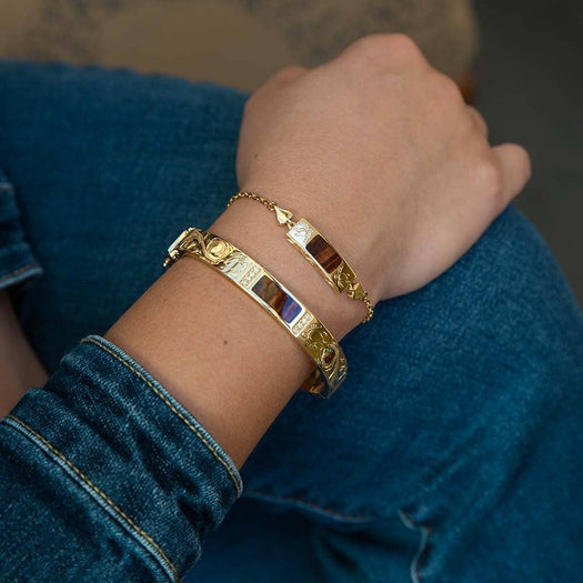 14k Gold bar bracelet featuring Koa wood, engraved with a unique Sea turtle motif. 